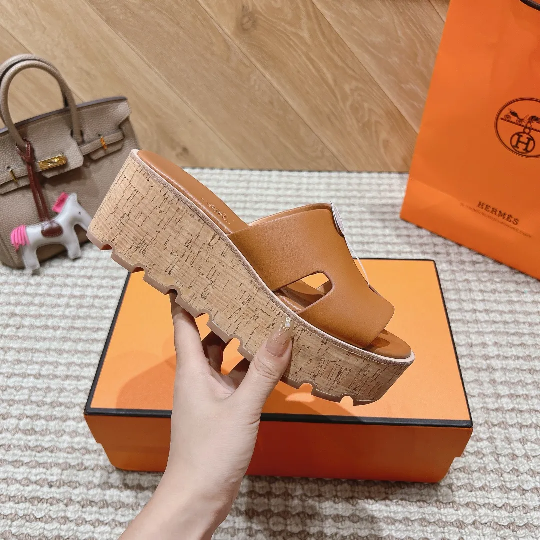 👟👟Ex-factory price 540👟👟 High version of the 2024 spring and summer new HERMES Hermès counter new style. The wedge-heeled Erjiu sandals and slippers, which have been extremely popular recently, are paired with various colorful socks. They are very trendy. Upper: cowhide. Outsole: technological imitation wood sole. Heel height: about 7cm. Size: Female 35-41 (40/41 non-refundable and non-exchangeable)